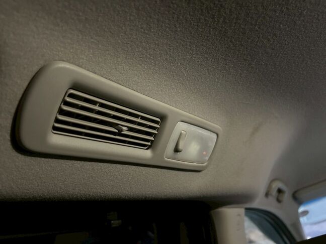 後部座席エアコン吹き出し口は天井部分に付いております