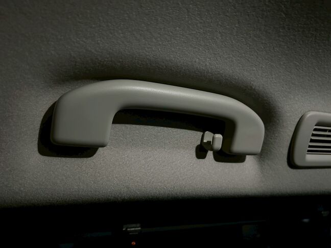 ドアの上にも持ち手が付いております