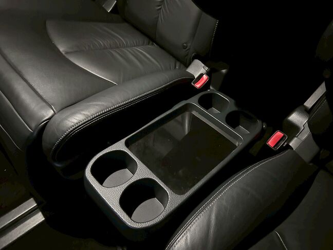 運転席と助手席の間にも収納及びドリンクホルダーが装備されています
長距離移動の時から日常生活まで、役に立ちます