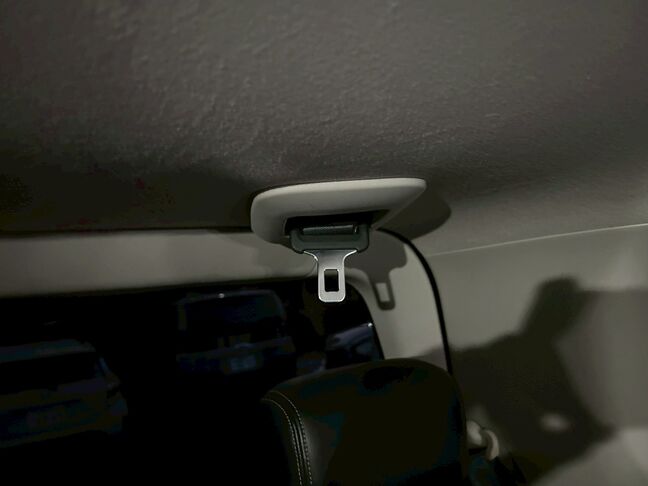 最後尾のシートベルトは天井から引き延ばすタイプです