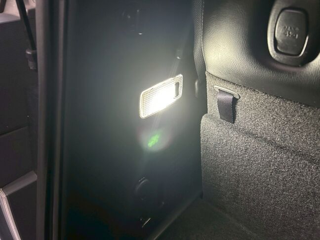 トランク部分にも照明が付いております。夜に荷物を積み下ろすときなどに役に立ちます