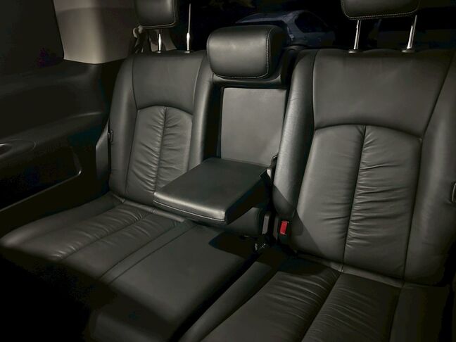 後部座席も広々とした空間が取ってあるので、ひじ掛け付きです。ひじ掛けをたためば、3人まで腰掛けることができます