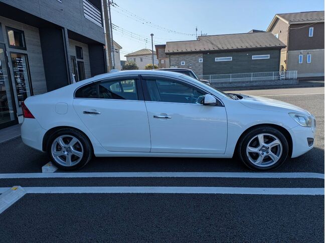 大好評のボディコーティングもご納車までに施工可能！雨染みや線傷など中古車だからと諦めていませんか？ピカピカの状態でお乗り出し頂けます！
