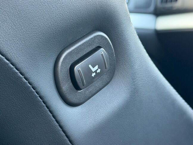 憧れのカッコいい黒塗りセダンに乗れる！自社ローン専門店だから、ローン審査に不安な方も全力応援。