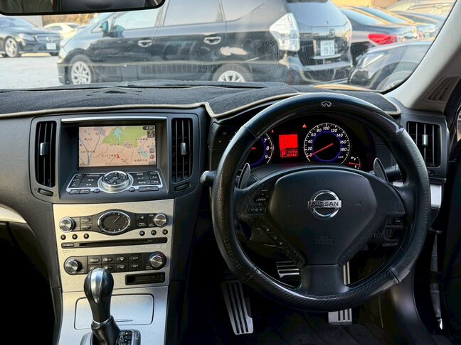 圧倒的存在感の黒セダン特化！極上に磨き上げたカッコいい車を、安心の自社ローンでお届けします。