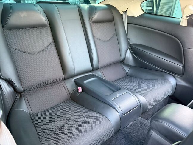 セカンドシートはスペースがしっかり保たれており、大人３人が快適に乗れるように設計されております！