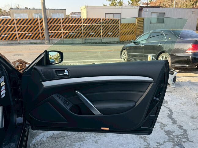 圧倒的存在感の黒セダン特化！極上に磨き上げたカッコいい車を、安心の自社ローンでお届けします。