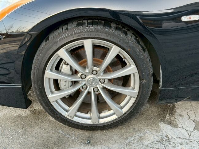 純正１９インチアルミ装備しておりますので足元もオシャレに仕上がっております！