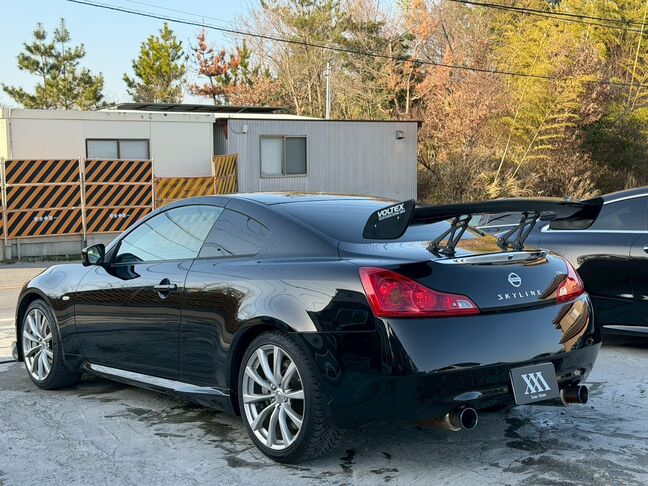 圧倒的存在感の黒セダン特化！極上に磨き上げたカッコいい車を、安心の自社ローンでお届けします。