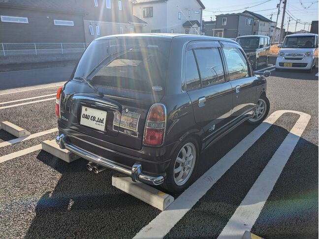 買取からの直販にて極限までこだわった仕入れで低価格を実現！！低価格で良質なお車を是非、ご覧ください。