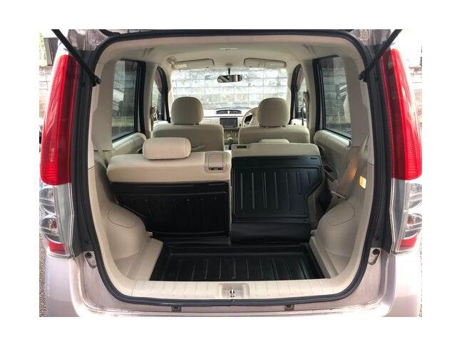 片側だけ倒して荷物も積める便利なシートです♪