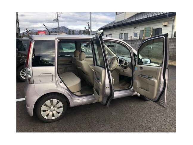 ドアが大きく開き、乗り降りしやすく室内も広々です♪