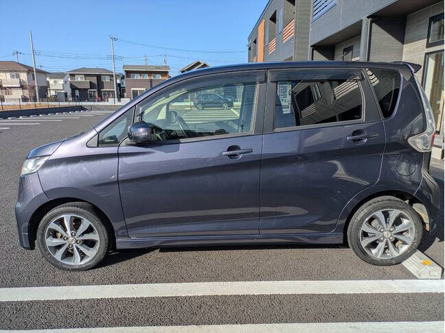 大好評のボディコーティングもご納車までに施工可能！雨染みや線傷など中古車だからと諦めていませんか？ピカピカの状態でお乗り出し頂けます！