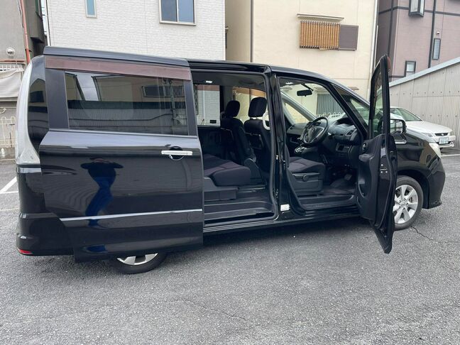 ・ドアが大きく開き、乗り降りしやすく室内も広々です♪