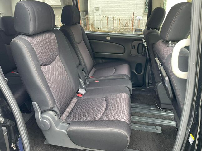 後席もゆったり座れる室内空間です♪