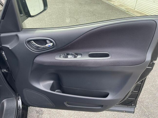 ・パワーウインドウ付でドアポケット収納もございます♪