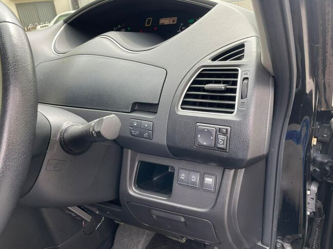 ・運転席から両側スライドドアの操作ができます！