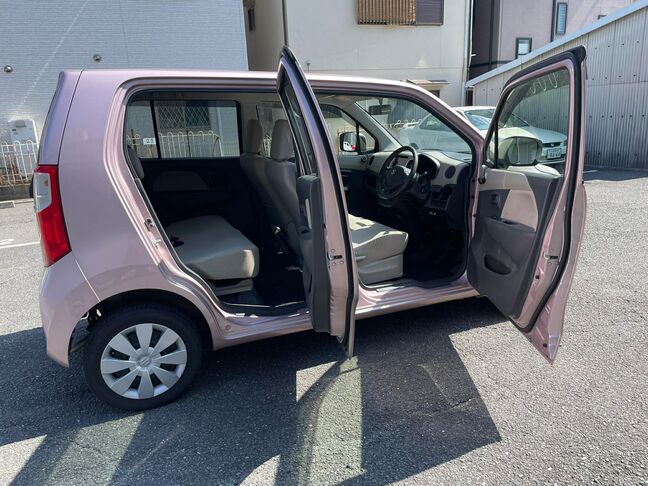 ドアが大きく開き、乗り降りしやすく室内も広々です♪ ドアが大きく開き、乗り降りしやすく室内も広々です♪