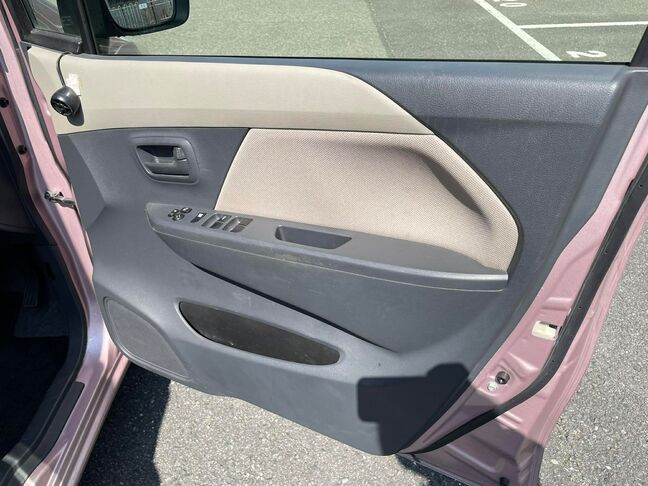 パワーウインドウ付でドアポケット収納もございます♪