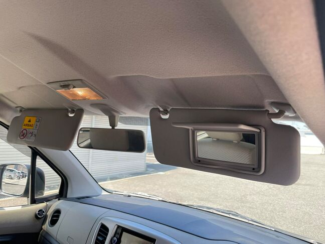 サンバイザーミラー付♪身だしなみチェックにも便利です♪ サンバイザーミラー付♪身だしなみチェックにも便利です♪