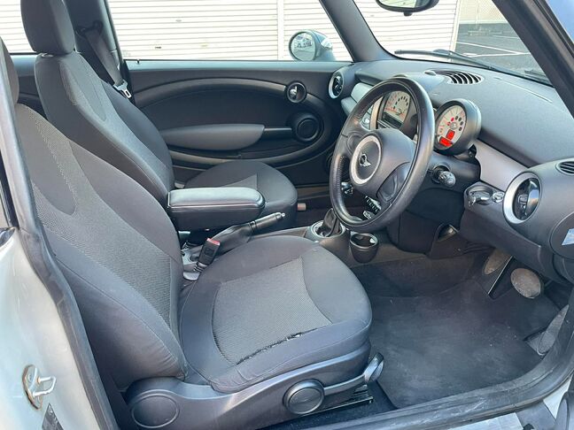 運転する楽しさを感じられる、MINIらしいおしゃれなコックピット！