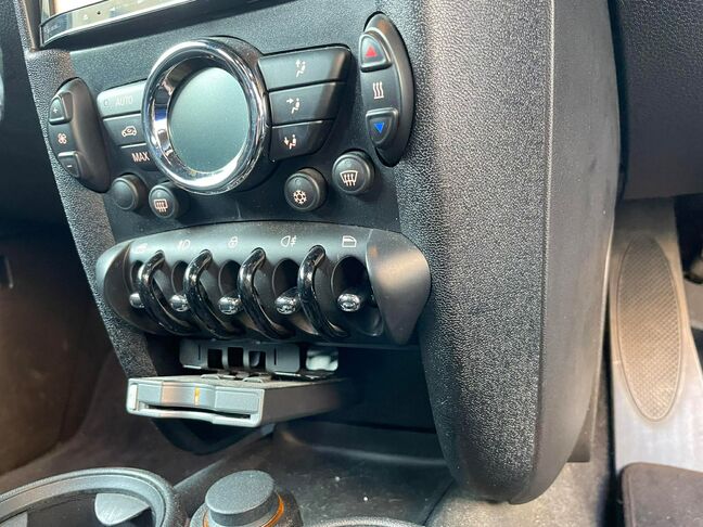 MINIらしいおしゃれなトグルスイッチ♪ETC付で高速もラクラク！