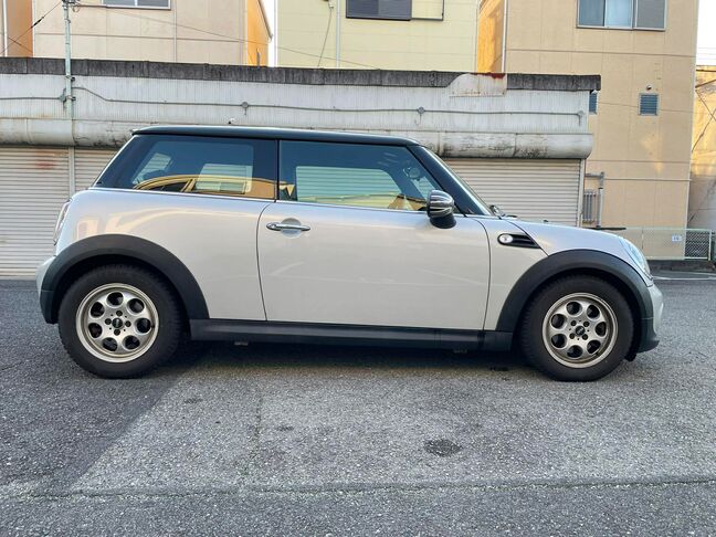 コンパクトで扱いやすいボディサイズながら、しっかり存在感のあるサイドビューです！