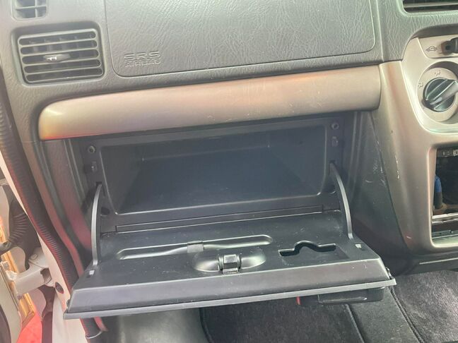 グローブボックス付♪車検証などの収納に便利です♪