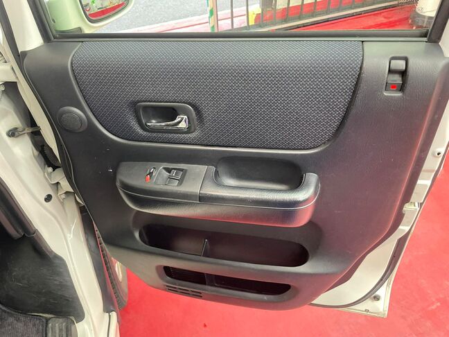 パワーウインドウ付でドアポケット収納もございます♪