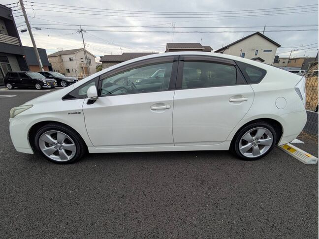 大好評のボディコーティングもご納車までに施工可能！雨染みや線傷など中古車だからと諦めていませんか？ピカピカの状態でお乗り出し頂けます！