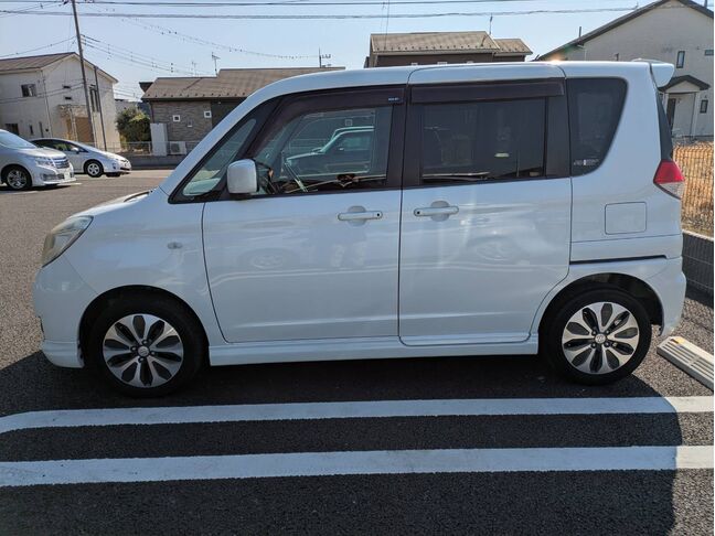 大好評のボディコーティングもご納車までに施工可能！雨染みや線傷など中古車だからと諦めていませんか？ピカピカの状態でお乗り出し頂けます！