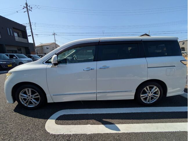 大好評のボディコーティングもご納車までに施工可能！雨染みや線傷など中古車だからと諦めていませんか？ピカピカの状態でお乗り出し頂けます！