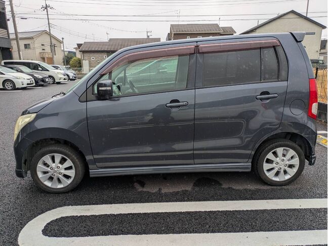 大好評のボディコーティングもご納車までに施工可能！雨染みや線傷など中古車だからと諦めていませんか？ピカピカの状態でお乗り出し頂けます！