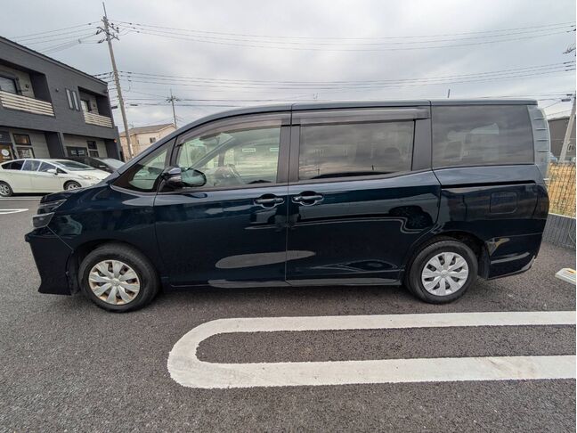 大好評のボディコーティングもご納車までに施工可能！雨染みや線傷など中古車だからと諦めていませんか？ピカピカの状態でお乗り出し頂けます！