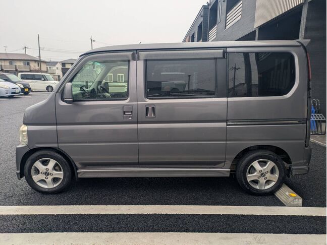 大好評のボディコーティングもご納車までに施工可能！雨染みや線傷など中古車だからと諦めていませんか？ピカピカの状態でお乗り出し頂けます！