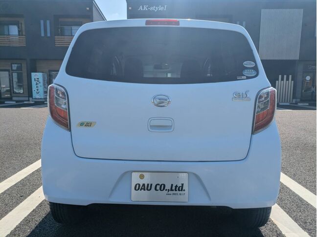 技術集団がお車を磨き、ツヤツヤのガラスコーティングを実現いたします。コーティングした車は洗車が楽になり塗装の色あせを防ぎ、車の価値を守ります。