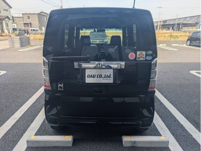 技術集団がお車を磨き、ツヤツヤのガラスコーティングを実現いたします。コーティングした車は洗車が楽になり塗装の色あせを防ぎ、車の価値を守ります。