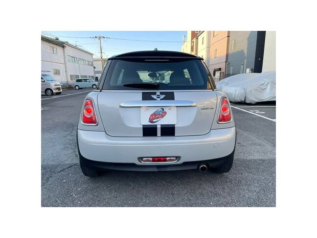 リアまで続くストライプで統一感のあるデザイン！後ろ姿も抜かりなしです！