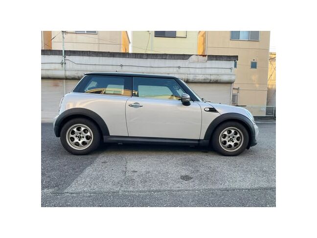 コンパクトで扱いやすいボディサイズながら、しっかり存在感のあるサイドビューです！