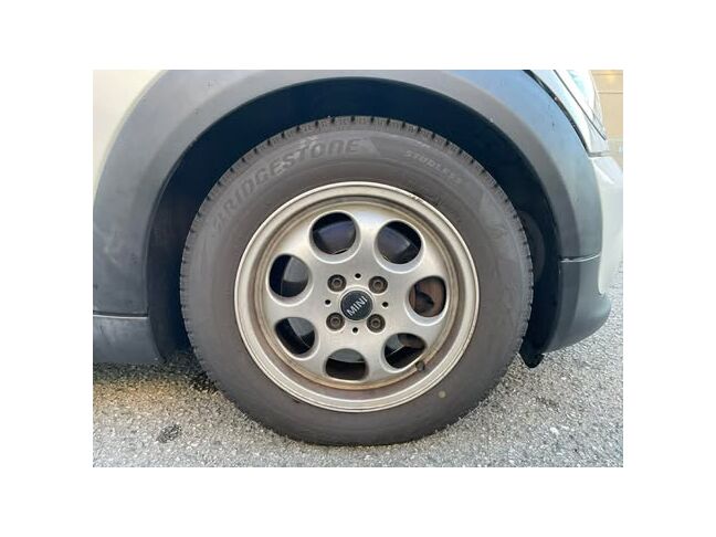 丸みのある純正ホイールでMINIらしい足元を演出しています！