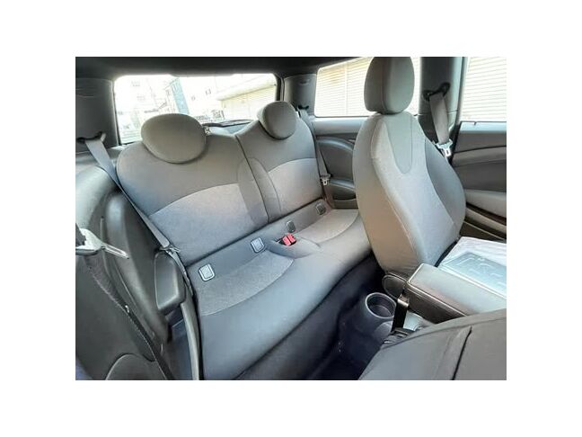 コンパクトながら後部座席もしっかりスペース確保！