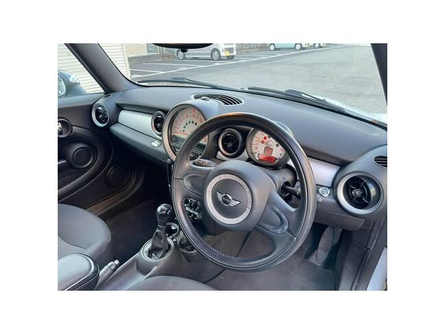 デザイン性の高いおしゃれな運転席♪乗るたび気分が上がります！