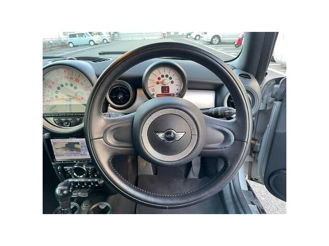 運転席からの視界も良好！MINIらしいデザインでドライブが楽しくなります♪