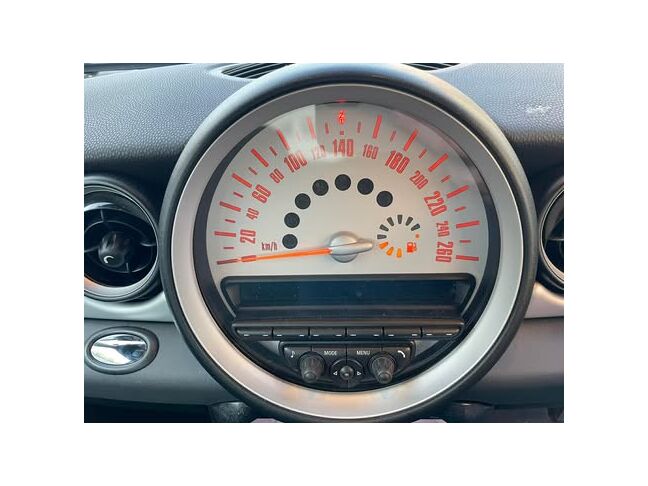 インパクトあるセンターメーター！遊び心あるMINIらしい内装です♪