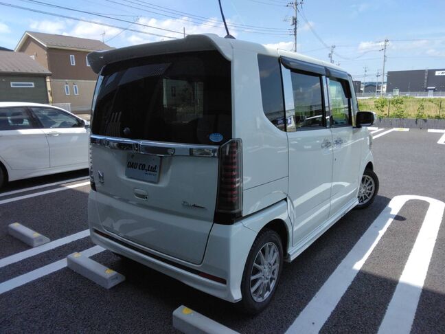 買取からの直販にて極限までこだわった仕入れで低価格を実現！！低価格で良質なお車を是非、ご覧ください。