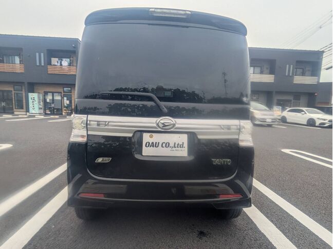 技術集団がお車を磨き、ツヤツヤのガラスコーティングを実現いたします。コーティングした車は洗車が楽になり塗装の色あせを防ぎ、車の価値を守ります。