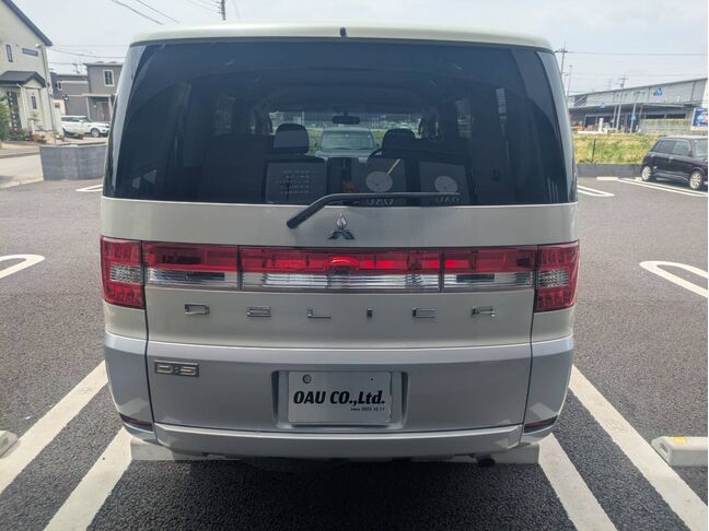 技術集団がお車を磨き、ツヤツヤのガラスコーティングを実現いたします。コーティングした車は洗車が楽になり塗装の色あせを防ぎ、車の価値を守ります。