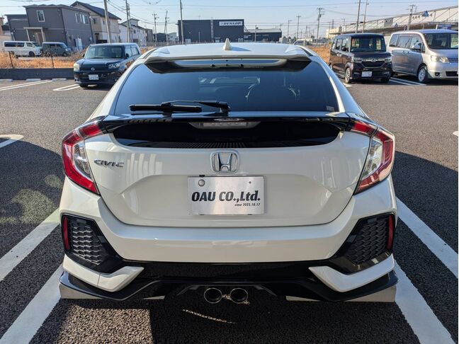 技術集団がお車を磨き、ツヤツヤのガラスコーティングを実現いたします。コーティングした車は洗車が楽になり塗装の色あせを防ぎ、車の価値を守ります。