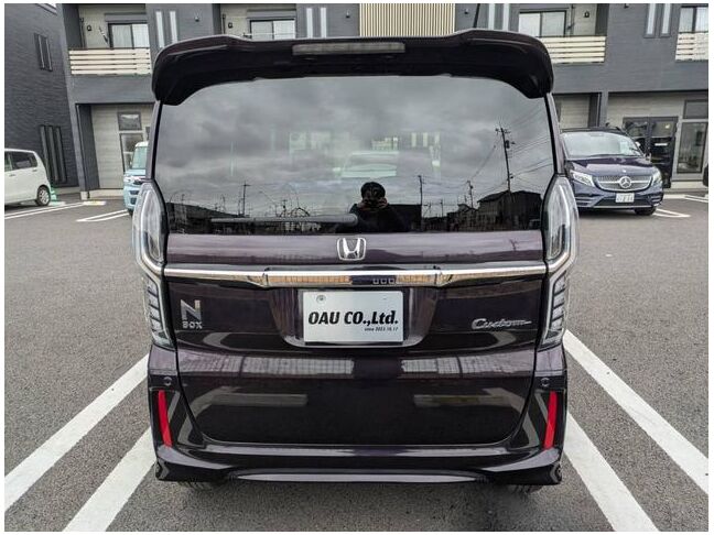 技術集団がお車を磨き、ツヤツヤのガラスコーティングを実現いたします。コーティングした車は洗車が楽になり塗装の色あせを防ぎ、車の価値を守ります。