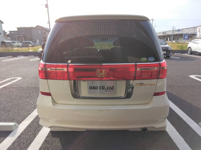 技術集団がお車を磨き、ツヤツヤのガラスコーティングを実現いたします。コーティングした車は洗車が楽になり塗装の色あせを防ぎ、車の価値を守ります。